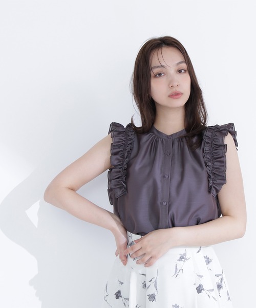 NATURAL BEAUTY BASIC(ナチュラルビューティーベーシック)の「フリルショルダーブラウス(シャツ/ブラウス・レディース・ブルー/オフホワイト/チャコールグレー/イエロー・MEDIUM/SMALL)」の19枚目の写真