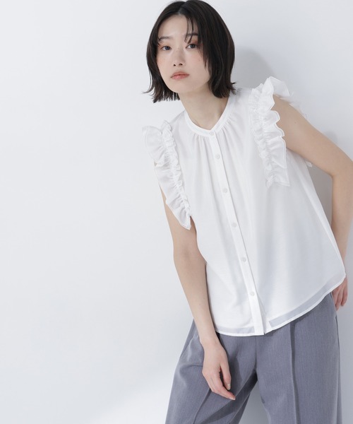 NATURAL BEAUTY BASIC(ナチュラルビューティーベーシック)の「フリルショルダーブラウス(シャツ/ブラウス・レディース・ブルー/オフホワイト/チャコールグレー/イエロー・MEDIUM/SMALL)」の10枚目の写真
