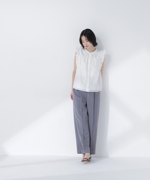 NATURAL BEAUTY BASIC(ナチュラルビューティーベーシック)の「フリルショルダーブラウス(シャツ/ブラウス・レディース・ブルー/オフホワイト/チャコールグレー/イエロー・MEDIUM/SMALL)」の11枚目の写真