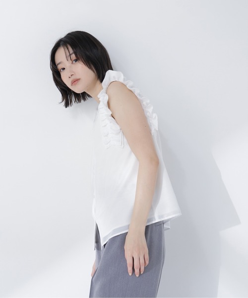 NATURAL BEAUTY BASIC(ナチュラルビューティーベーシック)の「フリルショルダーブラウス(シャツ/ブラウス・レディース・ブルー/オフホワイト/チャコールグレー/イエロー・MEDIUM/SMALL)」の7枚目の写真