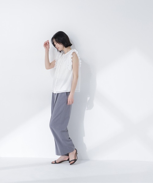 NATURAL BEAUTY BASIC(ナチュラルビューティーベーシック)の「フリルショルダーブラウス(シャツ/ブラウス・レディース・ブルー/オフホワイト/チャコールグレー/イエロー・MEDIUM/SMALL)」の8枚目の写真