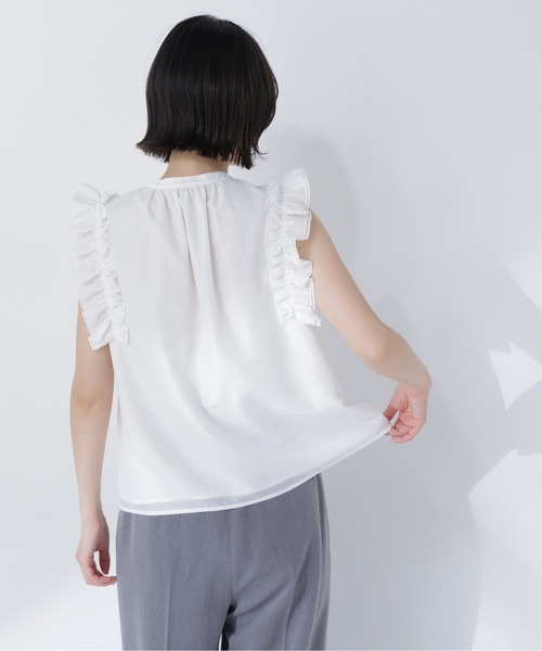 NATURAL BEAUTY BASIC(ナチュラルビューティーベーシック)の「フリルショルダーブラウス(シャツ/ブラウス・レディース・ブルー/オフホワイト/チャコールグレー/イエロー・MEDIUM/SMALL)」の9枚目の写真
