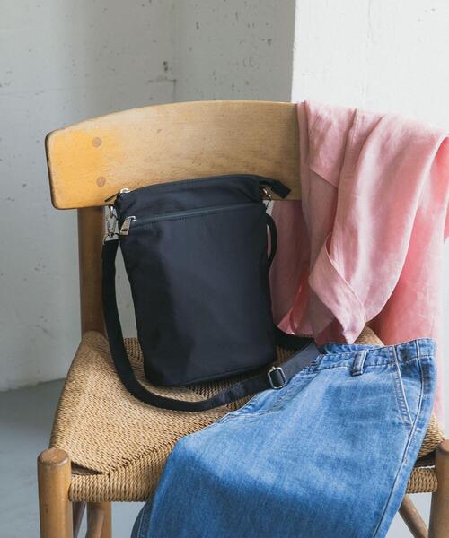 URBAN RESEARCH DOORS(アーバンリサーチドアーズ)の「撥水ショルダーバッグ(ショルダーバッグ・レディース・ブラック/ライトグレー・ONE)」の8枚目の写真