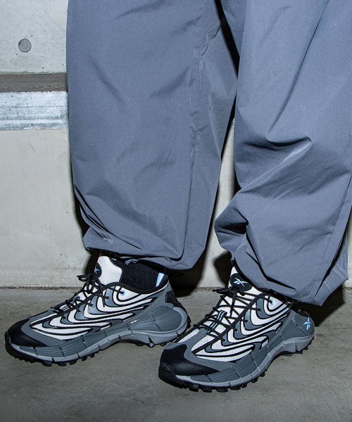 Reebok（リーボック）の「ジグ キネティカ 3.5 エッジ / ZIG KINETICA 3.5 EDGE（スニーカー・メンズ・ブラック/グレー・24.0cm/24.5cm/23.5cm/23.0cm/22.5cm/31cm/30.0cm/29.0cm/28.5cm/28.0cm/27.5cm/27.0cm/26.5cm/26.0cm/25.5cm/25.0cm）」の2枚目の写真