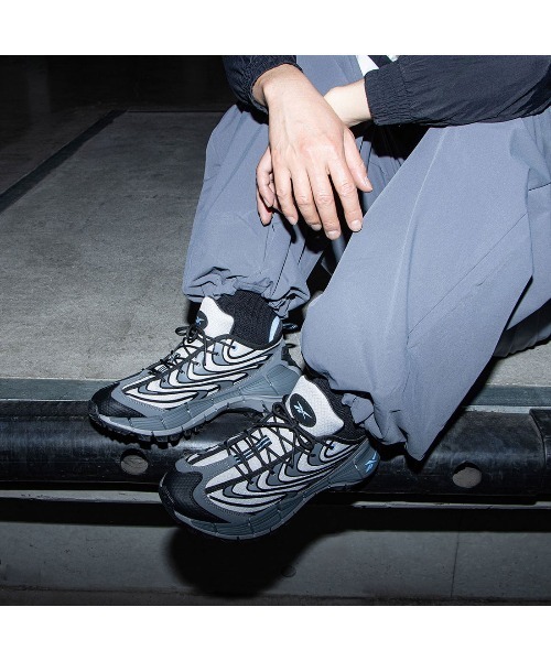 Reebok（リーボック）の「ジグ キネティカ 3.5 エッジ / ZIG KINETICA 3.5 EDGE（スニーカー・メンズ・ブラック/グレー・24.0cm/24.5cm/23.5cm/23.0cm/22.5cm/31cm/30.0cm/29.0cm/28.5cm/28.0cm/27.5cm/27.0cm/26.5cm/26.0cm/25.5cm/25.0cm）」の3枚目の写真