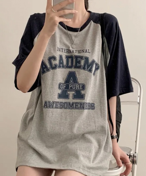 VIVID LADY(ビビッドレディー)の「カレッジロゴ 配色 ラグランTシャツ 半袖カットソー(Tシャツ/カットソー・レディース・ワイン/ブラック/グリーン/ネイビー・FREE)」の4枚目の写真