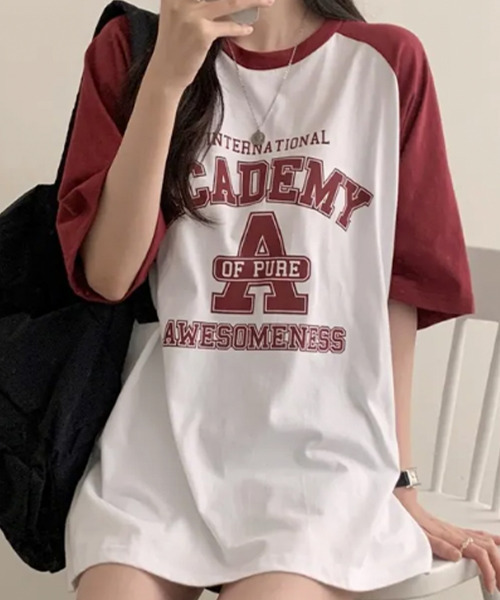VIVID LADY(ビビッドレディー)の「カレッジロゴ 配色 ラグランTシャツ 半袖カットソー(Tシャツ/カットソー・レディース・ワイン/ブラック/グリーン/ネイビー・FREE)」の2枚目の写真