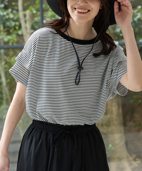 Honeys(ハニーズ)の「【ハニさら・接触冷感・吸水速乾・UVカット・遮熱】ショルダータックTシャツ(Tシャツ/カットソー・レディース・スミクロ/ホワイト系その他2/オフホワイト/ブラック/ホワイト×ブラック・S/M/L)」の3枚目の写真