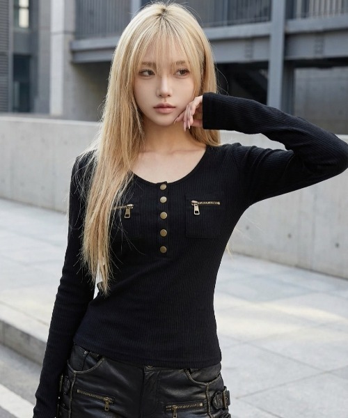 .KOM(ドットコム)の「A'GEM/9 × .kom 『.KOM/ドットケーオーエム』ジップポケットリブトップス(Tシャツ/カットソー・レディース・ブラック/ホワイト・M)」の2枚目の写真