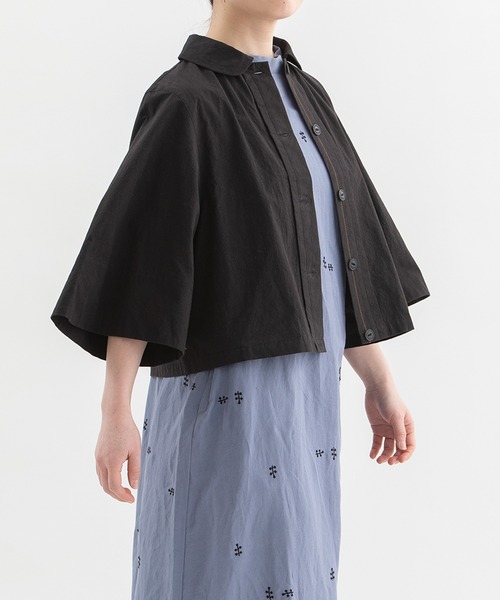 nop de nod（ノップドゥノッド）の「Rondeケープスリーブクロップドシャツ（その他アウター・レディース・インディゴブルー/ブラック/キャメル・3）」の2枚目の写真