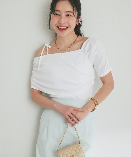 La boutique BonBon(ラブティックボンボン)の「【今すぐお届け!・1枚で決まる】リボンアシメドレープネックカットソー(Tシャツ/カットソー・レディース・ネイビー/ホワイト/サックスブルー・FREE)」の4枚目の写真