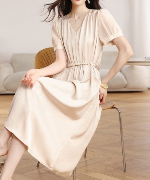 LUCPY(ラクピー)の「ウエストマークVネックタックワンピース(ワンピース・レディース・ホワイト・X-LARGE/LARGE/MEDIUM)」の2枚目の写真