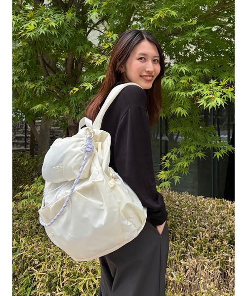 emmi(エミ)の「【ONLINE限定カラーあり】マルチユースバックパック(バックパック/リュック・レディース・ブラウン/イエロー/ベージュ/ブラック/オフホワイト/グレー・F)」の2枚目の写真