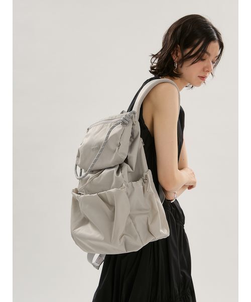 emmi(エミ)の「【ONLINE限定カラーあり】マルチユースバックパック(バックパック/リュック・レディース・ブラウン/イエロー/ベージュ/ブラック/オフホワイト/グレー・F)」の3枚目の写真