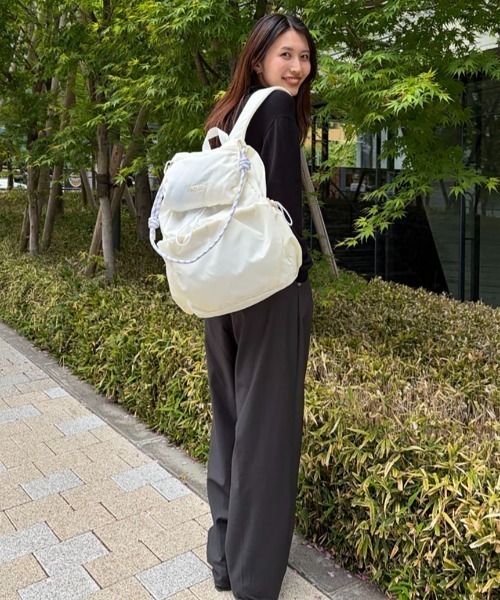 emmi(エミ)の「【ONLINE限定カラーあり】マルチユースバックパック(バックパック/リュック・レディース・ブラウン/イエロー/ベージュ/ブラック/オフホワイト/グレー・F)」の16枚目の写真