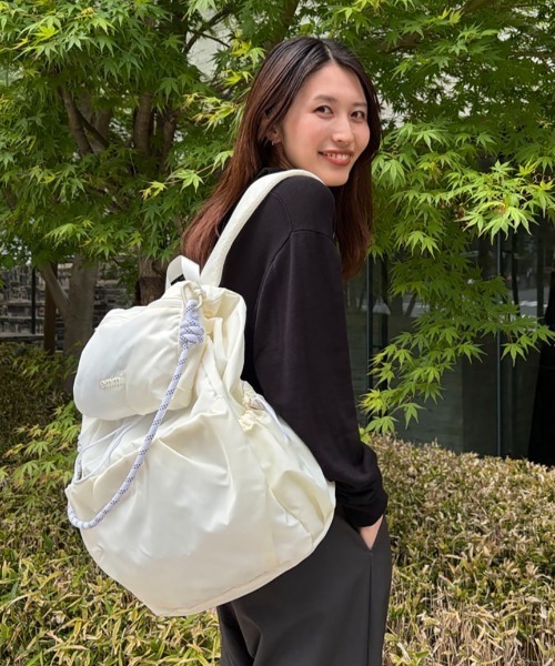 emmi(エミ)の「【ONLINE限定カラーあり】マルチユースバックパック(バックパック/リュック・レディース・ブラウン/イエロー/ベージュ/ブラック/オフホワイト/グレー・F)」の17枚目の写真