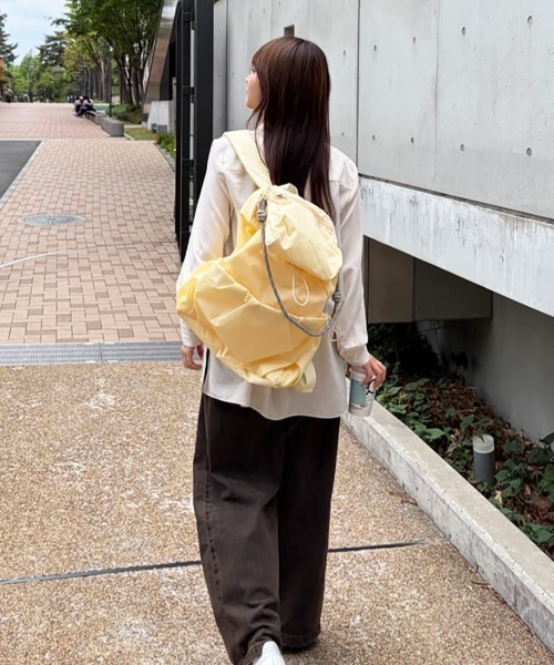 emmi(エミ)の「【ONLINE限定カラーあり】マルチユースバックパック(バックパック/リュック・レディース・ブラウン/イエロー/ベージュ/ブラック/オフホワイト/グレー・F)」の10枚目の写真
