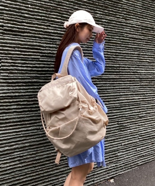 emmi(エミ)の「【ONLINE限定カラーあり】マルチユースバックパック(バックパック/リュック・レディース・ブラウン/イエロー/ベージュ/ブラック/オフホワイト/グレー・F)」の19枚目の写真