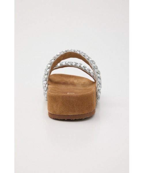 STACCATO(スタッカート)の「ジャスミンコンフォートサンダル(サンダル・レディース・ゴールド/シルバー・22.5cm/23cm/23.5cm/24cm)」の4枚目の写真