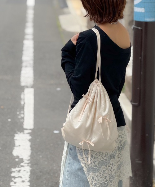 Nia(ニア)の「Nia(ニア)/【サテン素材】リボン付きナップサック(バックパック/リュック・レディース・グレー/ブラック/アイボリー・FREE)」の5枚目の写真