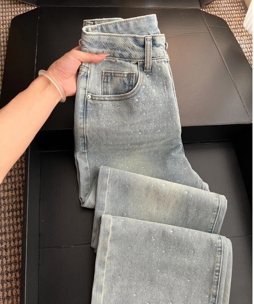 LUCPY(ラクピー)の「ドットウォッシュストレートデニムパンツ ハイウエスト ルーズシルエット(デニムパンツ・レディース・ライトブルー・LARGE/MEDIUM/SMALL/X-LARGE)」の4枚目の写真