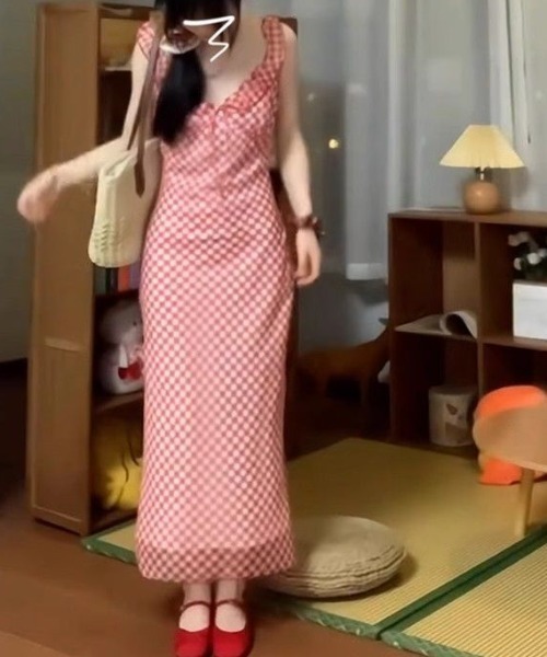 AMAJI(アマジ)の「チェック柄 マーメイド キャミソールワンピース(ワンピース・レディース・レッド・SMALL/MEDIUM/LARGE/X-LARGE)」の1枚目の写真