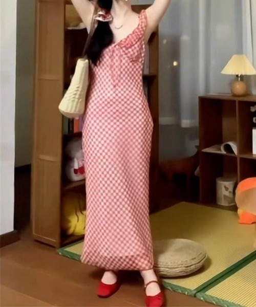 AMAJI(アマジ)の「チェック柄 マーメイド キャミソールワンピース(ワンピース・レディース・レッド・SMALL/MEDIUM/LARGE/X-LARGE)」の2枚目の写真