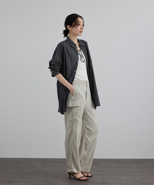 SALON adam et rope'(サロン アダム エ ロペ)の「3ozデニムドレスシャツ(シャツ/ブラウス・レディース・ブラック/ブルー系その他4・FREE)」の4枚目の写真