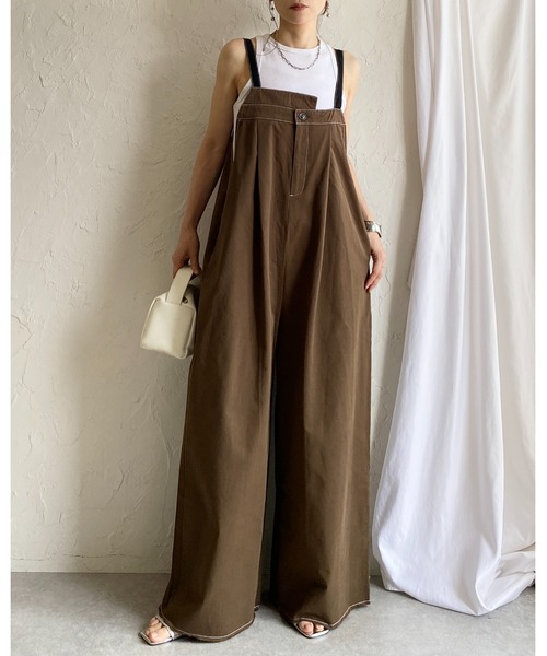 She's Closet(シーズクローゼット)の「綿ツイルフロントタックアシンメトリー アシメデザインワイドパンツサロペット(サロペット/オーバーオール・レディース・ブラック/ベージュ/カーキブラウン/アイボリー・FREE)」の5枚目の写真