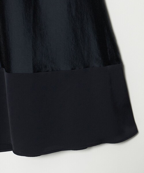 UNITED ARROWS(ユナイテッドアローズ)の「シルキー ギャザー スカート ‐ウォッシャブル‐(スカート・レディース・ネイビー/ブラック・36/38)」の3枚目の写真