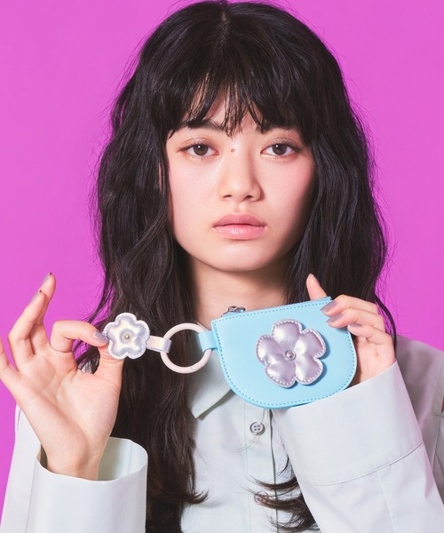 Casselini(キャセリーニ)の「Casselini(キャセリーニ)ぷっくりフラワーコインケース(コインケース・レディース・サックスブルー/シルバー/ブラック/ブルー・FREE)」の1枚目の写真