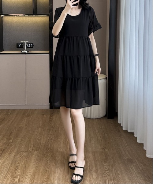 &soiree(アンドソワレ)の「ティアードミドル丈半袖ワンピース(ワンピース・レディース・ブラック・X-LARGE/LARGE)」の3枚目の写真