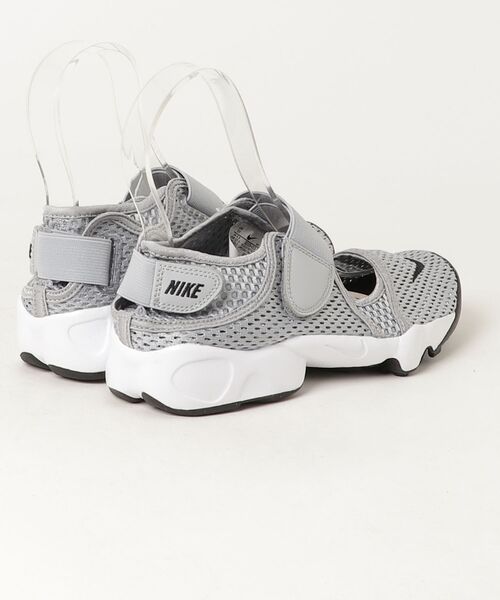 NIKE(ナイキ)の「NIKE/ナイキ リフト GS/PS BOYS(サンダル・キッズ・グレー・24cm)」の2枚目の写真