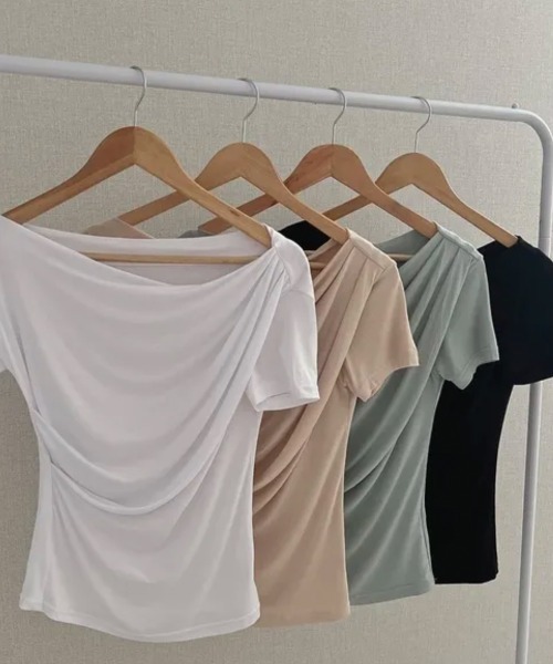 Emilie(エミリー)の「アシンメトリードレープネック半袖トップス(Tシャツ/カットソー・レディース・ベージュ/ホワイト/ミント/ブラック・FREE)」の17枚目の写真