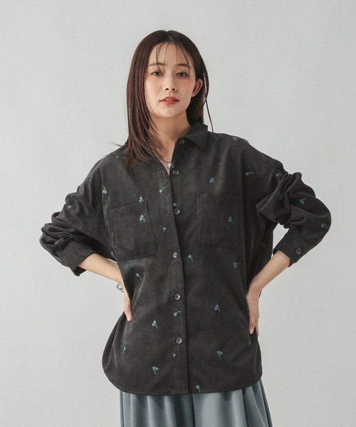 GLOBAL WORK（グローバルワーク）の「コーデュロイ刺繍シャツ/798069（シャツ/ブラウス・レディース・ライトカーキ/ブラック/アイボリー・MEDIUM/LARGE）」の2枚目の写真