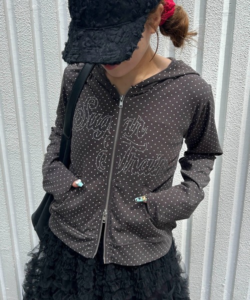 WC(ダブル シー)の「《花柄・ドット》スタッズロゴコンパクトジップパーカー(パーカー・レディース・チャコールグレー/ホワイト・FREE)」の2枚目の写真
