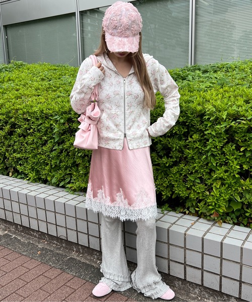 WC(ダブル シー)の「《花柄・ドット》スタッズロゴコンパクトジップパーカー(パーカー・レディース・チャコールグレー/ホワイト・FREE)」の14枚目の写真