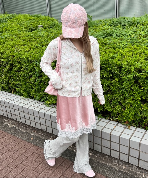 WC(ダブル シー)の「《花柄・ドット》スタッズロゴコンパクトジップパーカー(パーカー・レディース・チャコールグレー/ホワイト・FREE)」の16枚目の写真