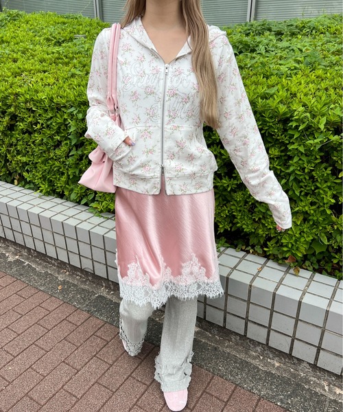 WC(ダブル シー)の「《花柄・ドット》スタッズロゴコンパクトジップパーカー(パーカー・レディース・チャコールグレー/ホワイト・FREE)」の17枚目の写真