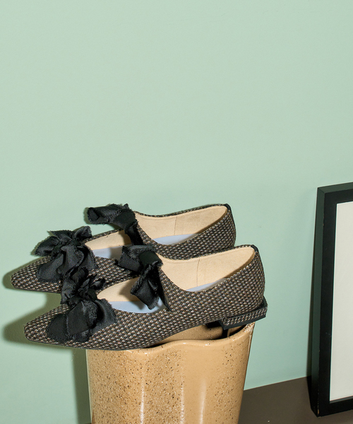 FLAT(フラット)の「《/WEB+一部店舗限定》GRISEポインテッドサテンリボンフラット(その他シューズ・レディース・ブラウン/シルバー/ブラック・25cm/24.5cm/24cm/23.5cm/23cm/22.5cm/22cm)」の3枚目の写真