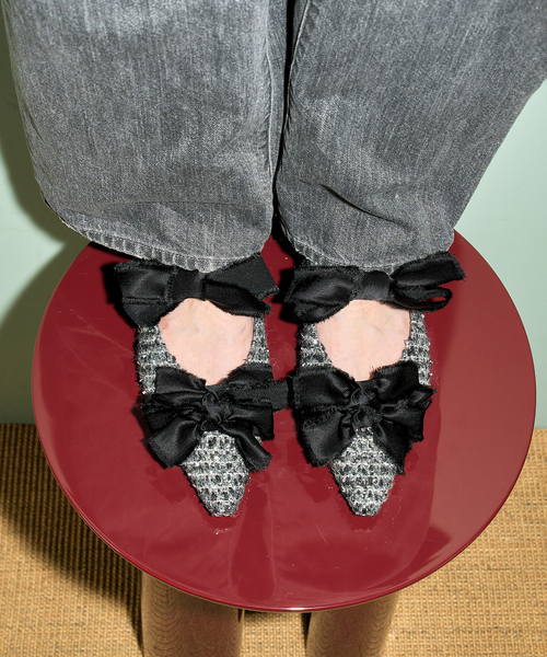 FLAT(フラット)の「《/WEB+一部店舗限定》GRISEポインテッドサテンリボンフラット(その他シューズ・レディース・ブラウン/シルバー/ブラック・25cm/24.5cm/24cm/23.5cm/23cm/22.5cm/22cm)」の1枚目の写真