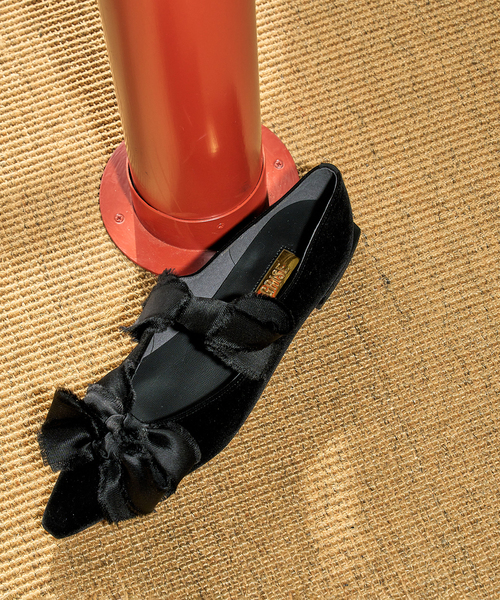 FLAT(フラット)の「《/WEB+一部店舗限定》GRISEポインテッドサテンリボンフラット(その他シューズ・レディース・ブラウン/シルバー/ブラック・25cm/24.5cm/24cm/23.5cm/23cm/22.5cm/22cm)」の5枚目の写真