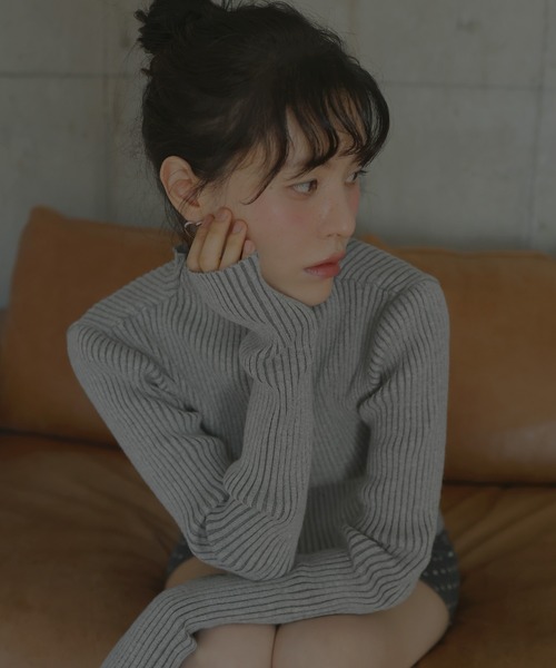 Mili affinity(ミリアフィニティー)の「プレーティングハイネックニット(ニット/セーター・レディース・アイボリー/ブラウン/グレー/ブラック/ボルドー・FREE)」の15枚目の写真