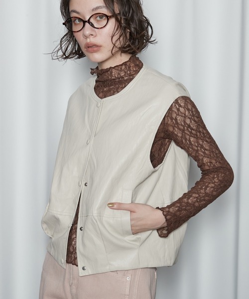 OFROOM(オフルーム)の「【2026秋冬新作】Minimal Faux Leather Vest|ミニマルフェイクレザーベスト(その他アウター・レディース・ブラウン/ライトベージュ・FREE)」の2枚目の写真