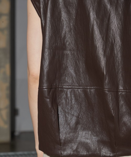 OFROOM(オフルーム)の「【2026秋冬新作】Minimal Faux Leather Vest|ミニマルフェイクレザーベスト(その他アウター・レディース・ブラウン/ライトベージュ・FREE)」の15枚目の写真