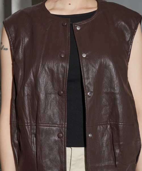 OFROOM(オフルーム)の「【2026秋冬新作】Minimal Faux Leather Vest|ミニマルフェイクレザーベスト(その他アウター・レディース・ブラウン/ライトベージュ・FREE)」の11枚目の写真
