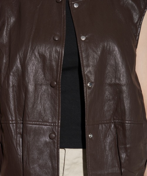 OFROOM(オフルーム)の「【2026秋冬新作】Minimal Faux Leather Vest|ミニマルフェイクレザーベスト(その他アウター・レディース・ブラウン/ライトベージュ・FREE)」の12枚目の写真