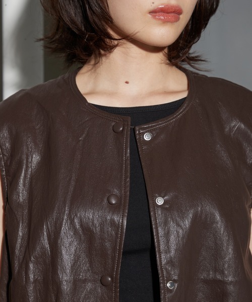 OFROOM(オフルーム)の「【2026秋冬新作】Minimal Faux Leather Vest|ミニマルフェイクレザーベスト(その他アウター・レディース・ブラウン/ライトベージュ・FREE)」の13枚目の写真