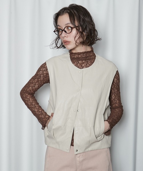 OFROOM(オフルーム)の「【2026秋冬新作】Minimal Faux Leather Vest|ミニマルフェイクレザーベスト(その他アウター・レディース・ブラウン/ライトベージュ・FREE)」の17枚目の写真