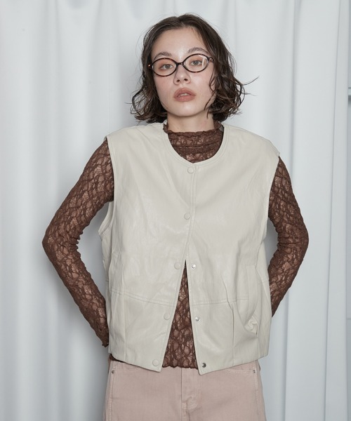 OFROOM(オフルーム)の「【2026秋冬新作】Minimal Faux Leather Vest|ミニマルフェイクレザーベスト(その他アウター・レディース・ブラウン/ライトベージュ・FREE)」の18枚目の写真